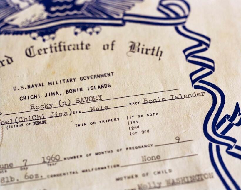 アメリカ海軍が発行した出生証明書（撮影：長沢慎一郎）