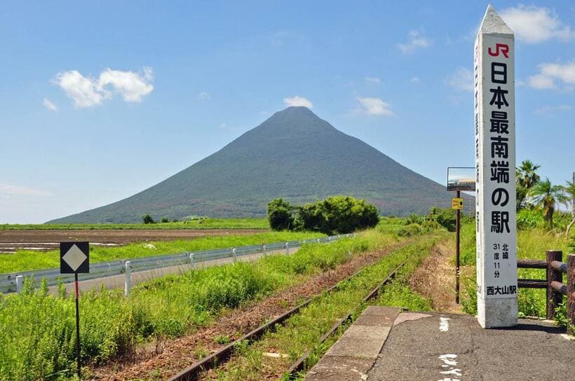 「JR日本最南端の駅」の記念碑が建つ西大山駅。記念碑と開聞岳を絡めて撮影するのが人気（撮影／岸田法眼）