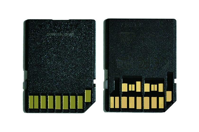 左はUHS－IまでのSDメモリーカード。右はUHS－II／SD Express。SD協会（SDA）も、PCIe Gen3 NVMeプロトコルを採用したSD Express（最大985MB／秒）を発表している。発表されていたUHS－III（最大624MB／秒）をスキップして高速化を求めたのだ。しかし、SD ExpressにはUHS－IIとの互換性はない。これは、UHS－IIで使われる上段のピンを転用したため。現在のUHS－IIまでしか対応しないカメラで上位規格のSD Expressのカードを使うと2世代前のUHS－Iのパフォーマンスしか発揮しない。これまでにSD Expressを採用すると明言したり、積極的にアピールしたりしているメーカーも見当たらないのは、そのあたりに理由があるのだろう。


