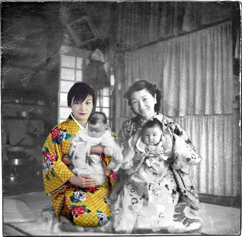 「1953年正月、兵庫県尼崎市元浜町2の89の引揚げ者の寮にて、私を抱く母と、母を抱く私」（制作：笠木絵津子　以下同）