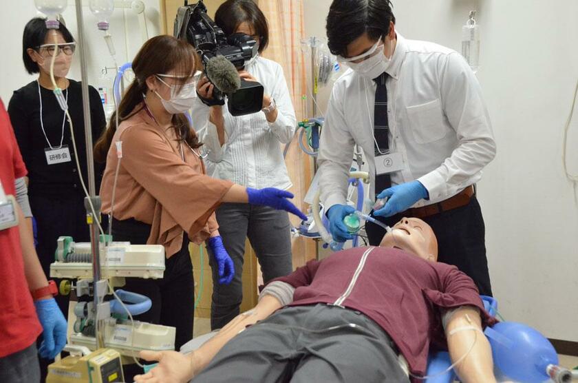 「第８波」を見据え、最新対応の研修を行う医療従事者たち。11月17日、千葉大病院で