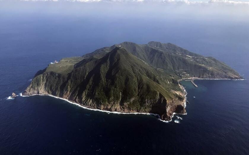 群発地震が起きた鹿児島県・トカラ列島の悪石島。４月9日からの約10日間で、震度１以上の有感地震は250回を超えた　（ｃ）朝日新聞社