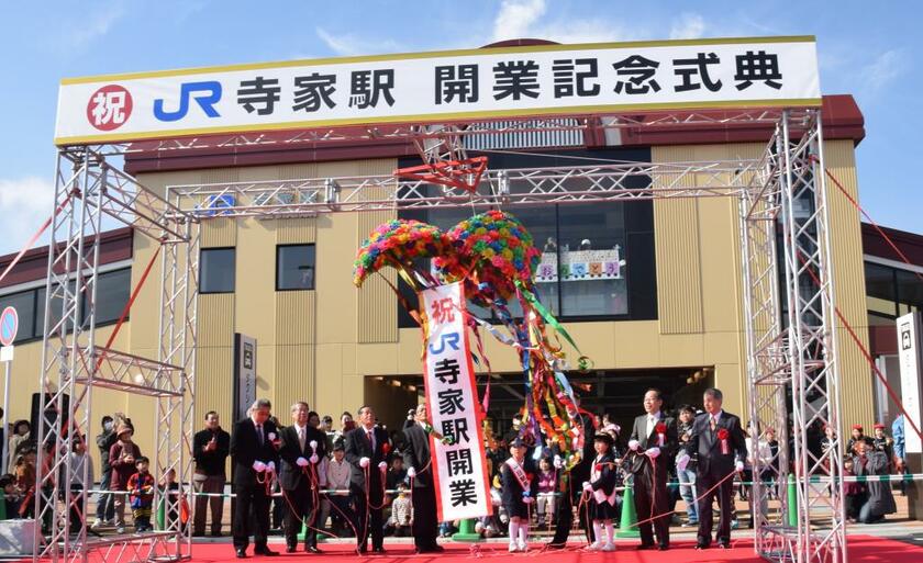 ２０１７年３月に開業した広島県東広島市にある「ＪＲ寺家（じけ）駅」。周辺では宅地開発が進む（ｃ）朝日新聞社