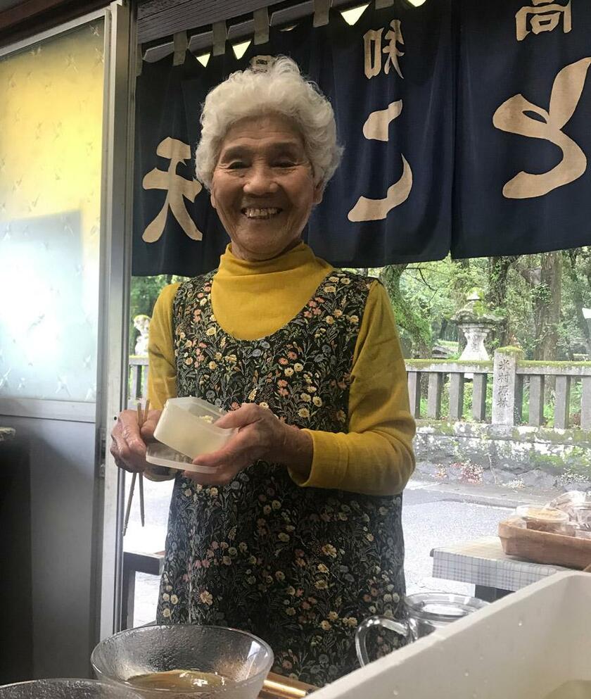 100年続く店の暖簾を守る本井友子さん（83）