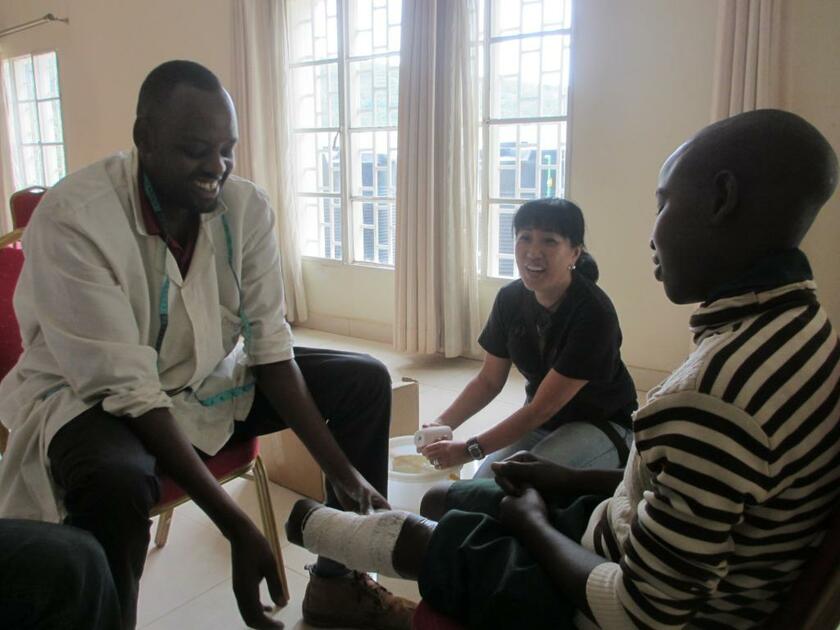 20年以上にわたってルワンダで義足や義手などを無償提供し続けているルダシングワ真美さん（中央）。現地で義肢装具士も育成している（写真：ルダシングワ真美さん提供）