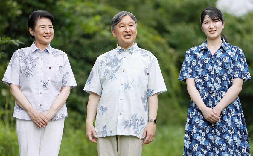 那須御用邸内を散策し、記者の質問に答える天皇、皇后両陛下と長女、愛子さま。かりゆしウェアでリンクコーデ=2025年7月18日　栃木県那須町