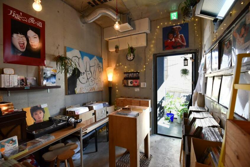 PINK MOON RECORDS/3階建てビルの1階に曽我部さんが「カレーの店・八月」を始めるにあたり、3階スペースの活用を思いついたのがきっかけだった(写真/掛祥葉子)