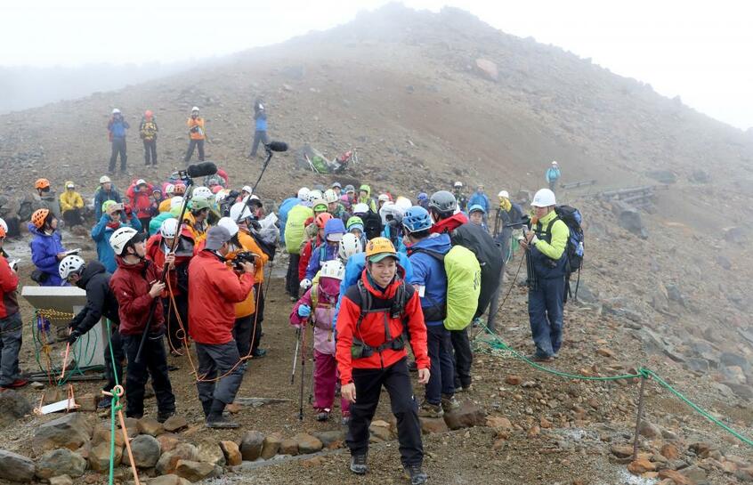山開きし、登山客でにぎわう御嶽山=長野県木曽町(C)朝日新聞社