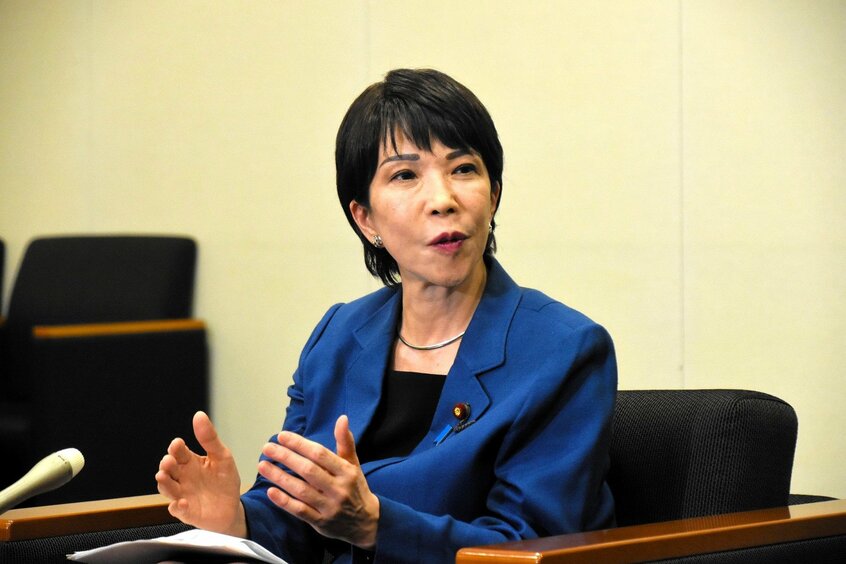 記者団の取材に応じる高市早苗経済安全保障相(24年9月19日)
