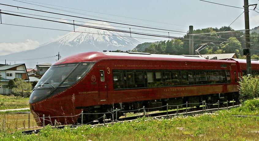 富士山を背にした富士急行の「富士山ビュー特急」。料金を払って1号車を楽しむか悩ましい(C)朝日新聞社