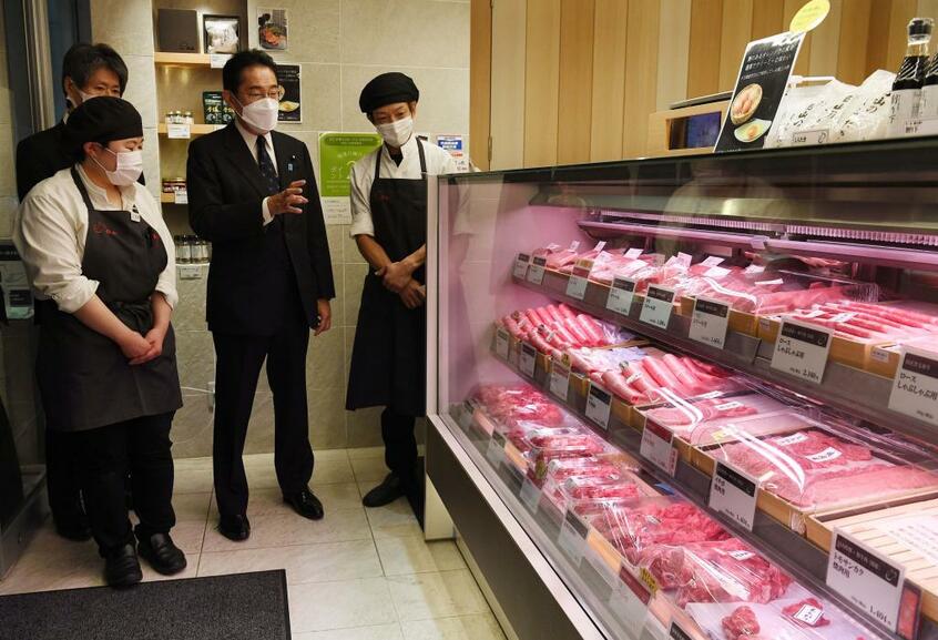 商店街を視察し、精肉店で物価高の影響を尋ねる岸田文雄首相