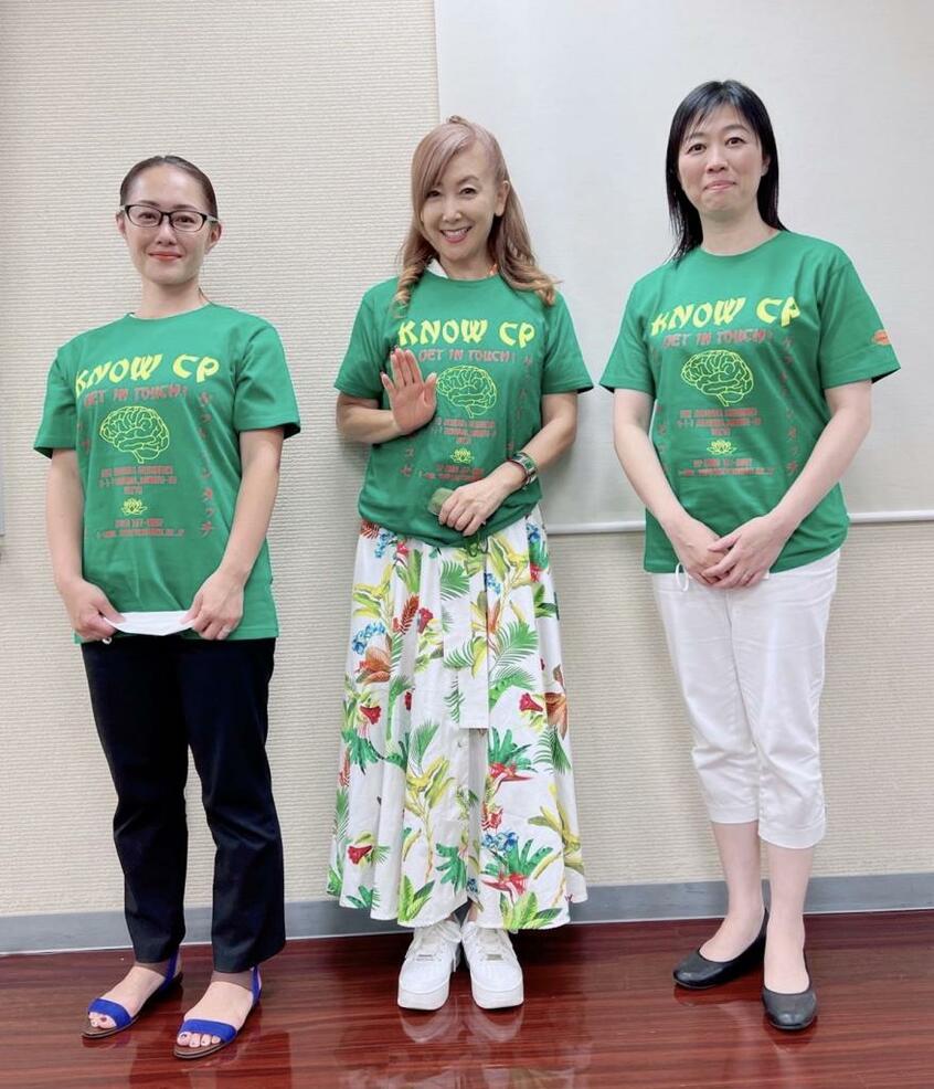 東ちづるさん(中央)と、かるがもCPキッズピアサポーターのスミスさん(左)と私(江利川)。「世界脳性まひの日」に向けて作った緑色のTシャツ は中央に「KNOW(知る)」と「脳」をかけた脳のイラストが描かれている(江利川ちひろ提供)
