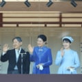 〈2025年上半期の皇室〉天皇陛下65歳 宮殿ベランダ天皇ご一家の会話シーンに「幸せのおすそわけ」と参賀者! 愛子さま「青のスズランのブローチ」とドレスに家族の「絆」