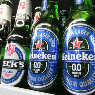 ノンアルコールビールを“ガブ飲み”してしまう意外な理由 酔えないのに気分がよくなる“成分”とは