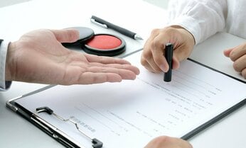 強引な不動産業者に売った自宅の価格は、相場の「半値」だった… 増加する「押し買い」「リースバック」のトラブル “終の棲家”失うリスクも