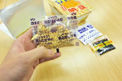 フリーズドライ納豆の小袋。単体ではにおいは控えめだが、焼きそばに混ぜると凄まじい納豆臭を発する。周囲に人がいる状況で食べる際は注意が必要だ