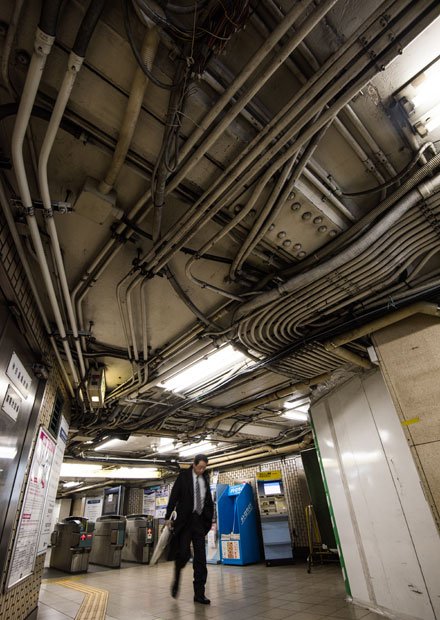 神田駅浅草方面側の改札。天井に張り巡らされた配管は、絡みつくツタのようにも見える（撮影／写真部・馬場岳人）