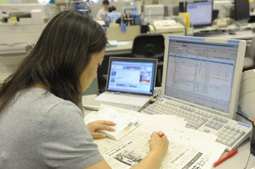 原稿を校閲する校閲記者　（ｃ）朝日新聞社