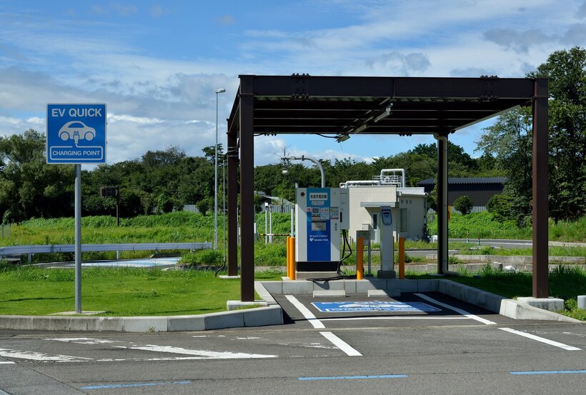 急速充電が可能な充電スタンド。日本全国の充電器設置数約3万基のうち、急速充電器は約9000基である（2023年3月末時点ゼンリン調べ）