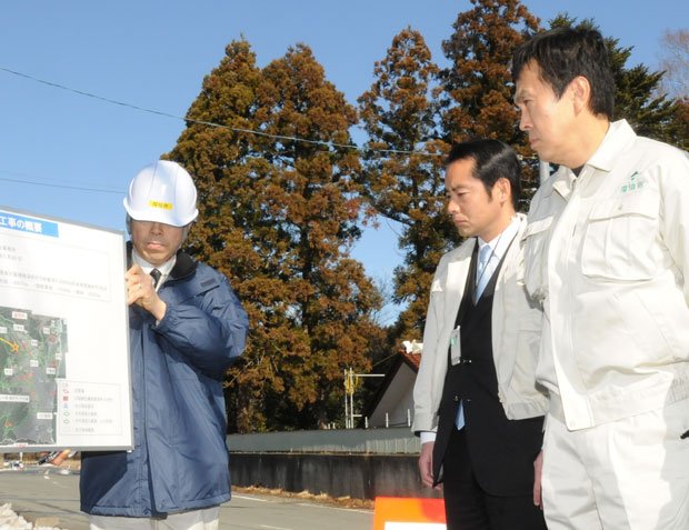 １月１７日に除染の現場を視察する伸晃氏（右）　（c）朝日新聞社　＠＠写禁