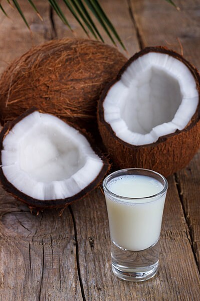 ココナッツミルクは塩と砂糖で味を調える