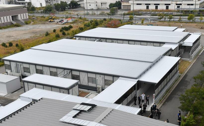 医療体制整備も各地で進む。神戸市立医療センター中央市民病院に11月完成した新型コロナの臨時病棟　（ｃ）朝日新聞社