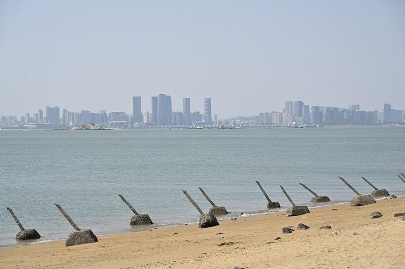 雙口海邊の海岸。前に見えるのは、アモイのビル群