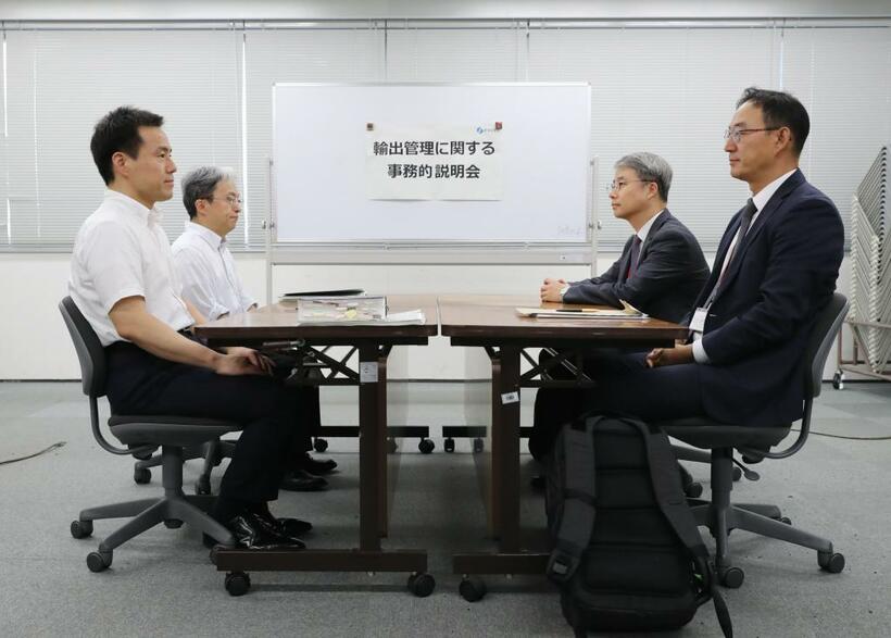 輸出規制を巡る日本と韓国の事務レベル会合　（ｃ）朝日新聞社