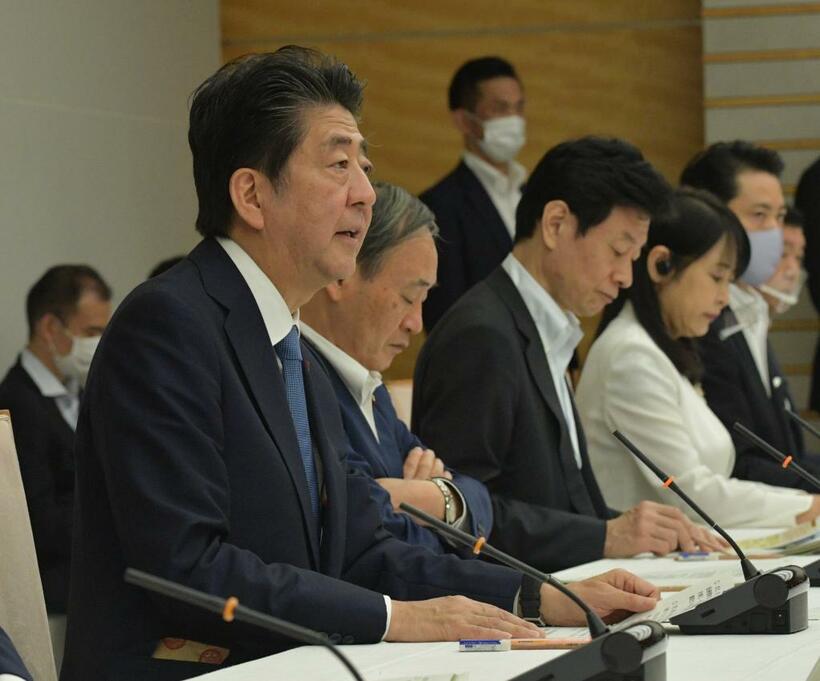 ８月２８日、新型コロナウイルス感染症対策本部の会合で発言する安倍晋三首相（ｃ）朝日新聞社