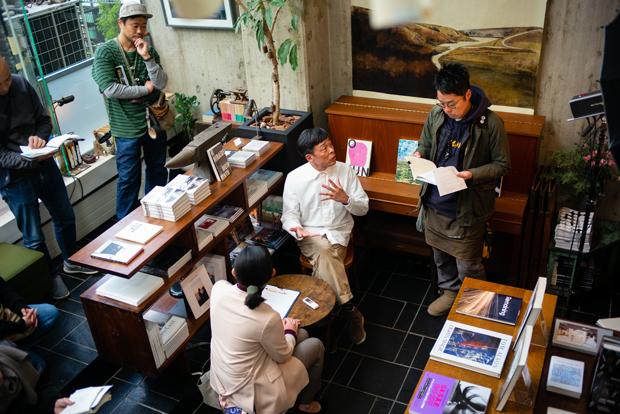 「デザイナー渋井直人の休日」に出てくるカフェ「ピータードッグ」のロケ地、東京・青山の古書店兼カフェで。ドラマでは渋谷～代々木八幡付近の「奥渋」に実在するおしゃれな飲食店なども次々と紹介される（撮影／篠田英美）