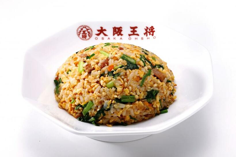【糖質カット　五目炒飯】大阪王将（５９０円）／チャーハンを糖質制限中に食べることは“敗北”を意味する……はずが、大阪王将が作ってくれました！　その名も「糖質カット五目炒飯」。お米の一部をあらびき鶏ミンチに置き換えて、通常の「五目炒飯」と比べ約５０％の糖質カット。食べ応えもしっかり　※一部店舗では販売していません（写真：各社提供）