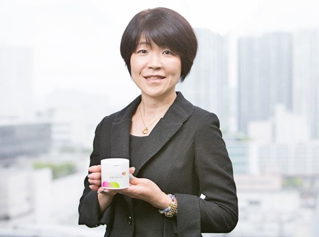 大塚製薬　女性の健康推進プロジェクト　リーダー　西山和枝さん（５０）／１９９０年、ＭＲとして入社。２０１５年から現職。大豆を乳酸菌で発酵させたエクオール含有サプリ「エクエル」を担当（撮影／写真部・片山菜緒子）