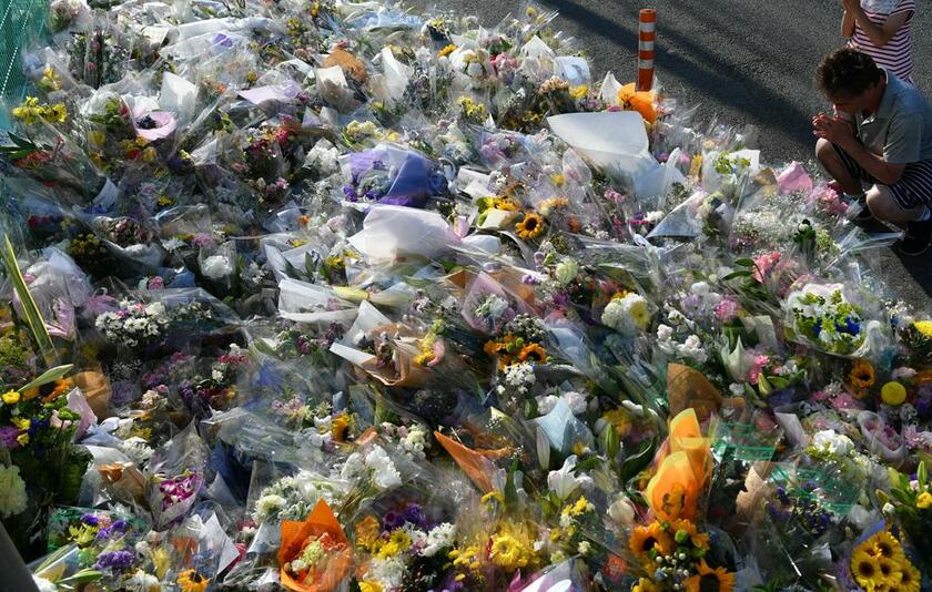 事件現場で手を合わせる人の姿が絶えず、供えられた花が山のように積み重なっていた／５月３０日午後４時４２分、川崎市多摩区　（ｃ）朝日新聞社