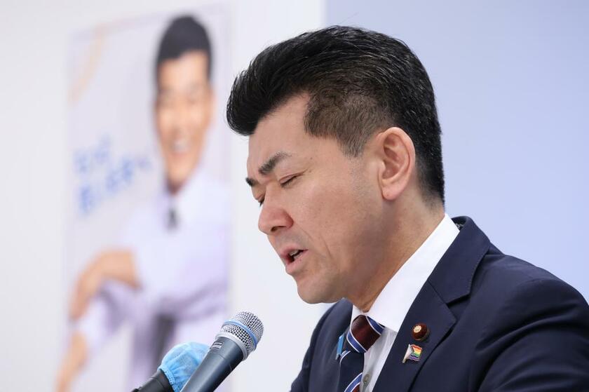 会見で厳しい表情で質問に答える立憲民主党の泉健太代表＝２０２３年３月３１日