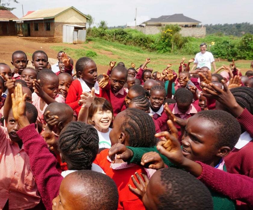 ケニアの首都ナイロビ郊外のコーヒー農園に隣接する小学校で。コーヒー豆の価格の暴落で農園関係者は貧困にあえいでいるが、その子どもたちは金メダリストに敬意を表して、明るくＱちゃんを出迎えた　（撮影／黒井克行）