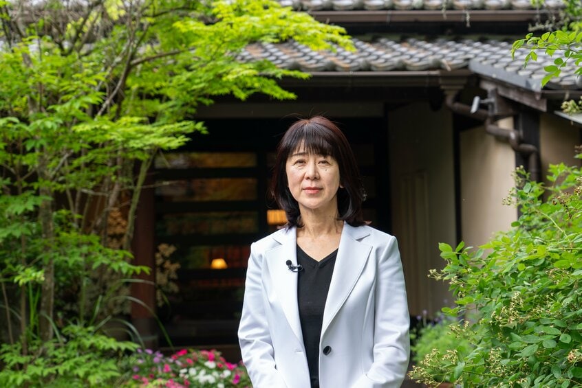 和服は家に1枚だけ。「旅館は和服」と思わず会合へも洋服で出る。固定観念は嫌で、若いときから否定し、いろいろ言われたが、いまでは認められた(写真/山中蔵人)