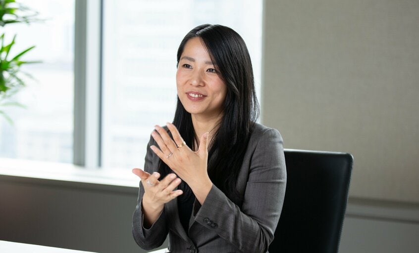 ブラックロック・ジャパン プロダクト・ソリューション部 ヴァイスプレジデントのリ・ササさん(撮影・山本二葉/朝日新聞出版写真映像部)