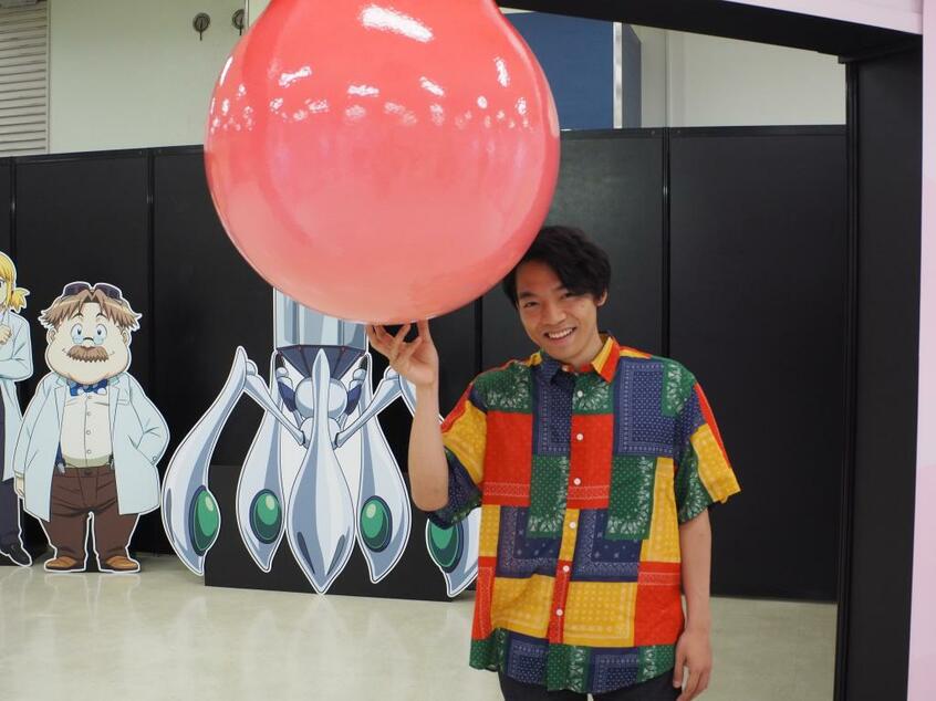 人体のある部分の模型と一緒に(撮影・大谷奈央)