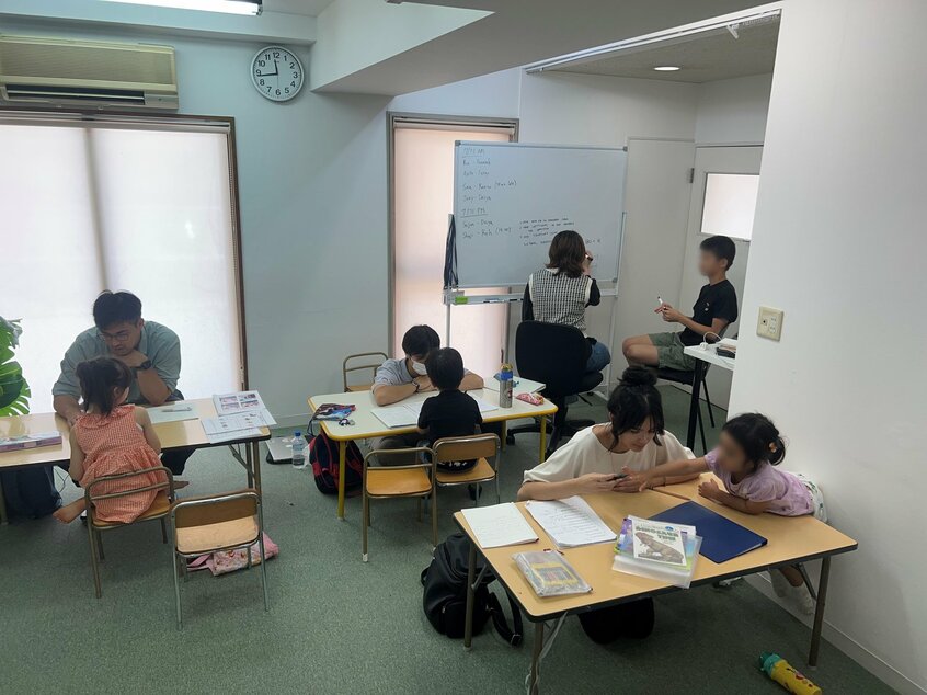 都内のインターナショナルスクール受験生向け学習塾「EGCIS」で学ぶ子どもたち。近年は中国人移住者の生徒も交じる(EGCIS提供)