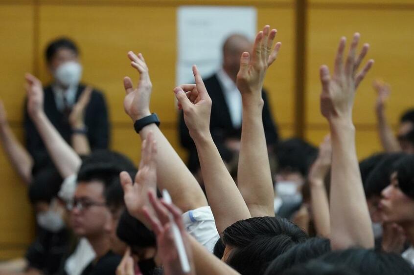 慶応大学で6月12日にあった「オープンAI」CEOとの対話集会。学生からは「チャットGPTを自分の家族に薦めるか」という質問も