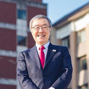 出口治明(でぐち・はるあき)
<br />立命館アジア太平洋大学(APU)学長
<br />1948年、三重県美杉村生まれ。京都大学法学部を卒業後、1972年、日本生命保険相互会社入社。企画部や財務企画部にて経営企画を担当する。ロンドン現地法人社長、国際業務部長などを経て2006年に退職。同年、ネットライフ企画株式会社を設立し、代表取締役社長に就任。2008年4月、生命保険業免許取得に伴いライフネット生命保険株式会社に社名を変更。2012年、上場。社長、会長を10年務めた後、2018年より現職。訪れた世界の都市は1200以上、読んだ本は1万冊超。歴史への造詣が深いことから、京都大学の「国際人のグローバル・リテラシー」特別講義では世界史の講義を受け持った。おもな著書に『生命保険入門 新版』(岩波書店)、『仕事に効く教養としての「世界史」I・II』(祥伝社)、『全世界史(上)(下)』『「働き方」の教科書』(以上、新潮社)、『人生を面白くする 本物の教養』(幻冬舎新書)、『人類5000年史I・II』(ちくま新書)、『0から学ぶ「日本史」講義 古代篇、中世篇』(文藝春秋)など多数。