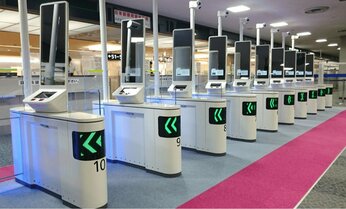 パスポートに「スタンプがない」と思わぬ面倒事が… 空港の出入国自動化ゲートをめぐる“混乱”
