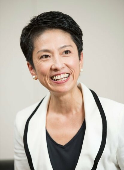 「優しい表情で」とリクエストするカメラマンに「女性候補の選挙ポスター写真を選ぶときも、女性は凜々しい、男性は柔らかい表情を選びたがるんです」と首をかしげる。社会が求める女性像を良い意味で裏切り続けてほしい(撮影/写真部・堀内慶太郎)
