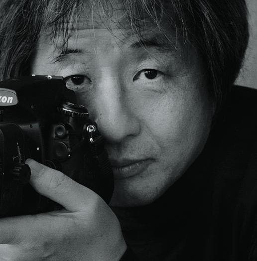 ハナブサ・リュウ/1949年、大阪府生まれ。70年、銀座ニコンサロンでの写真展「もうひとつなにか」でデビュー。78年から4年間、91年から8年間パリに滞在。ポートレート、建築、ファッション、料理、芸術作品などをテーマにしている。主な写真集に『フェミニテ』『プレザンス』『BACK』『PARIS PARIS』。