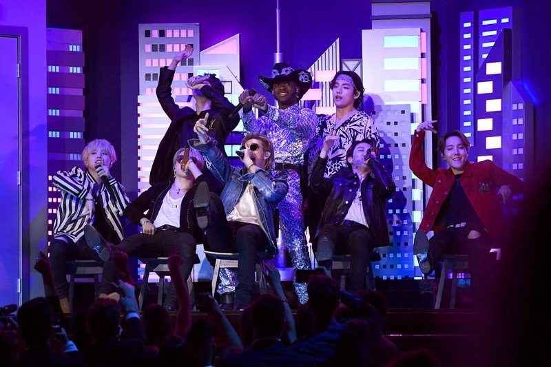 【第62回グラミー賞】リル・ナズ・Xが「オールド・タウン・ロード」披露、BTSが初パフォーマンス
