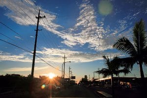 そのときどきの空や雲の表情に引かれるという前田さん。宮古島の夕日も車のサンルーフからとっさに撮影した。いいシーンに出合えても、いつもカメラを持ち歩いていないと撮れない