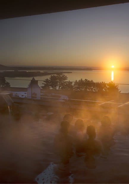 お湯はさらっとした肌触りで、無色透明。美肌効果がある。夜にはお湯につかりながら月光浴を（撮影／写真部・藤川望）