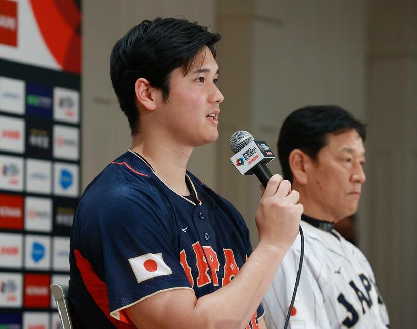 「侍ジャパン」の大谷翔平選手（左）と栗山英樹監督