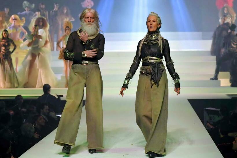 ジャンポール・ゴルチエさんは、ショーに初老のモデルを起用し多様性を訴えたさきがけでもある。１月、パリの引退ショーで　（ｃ）朝日新聞社