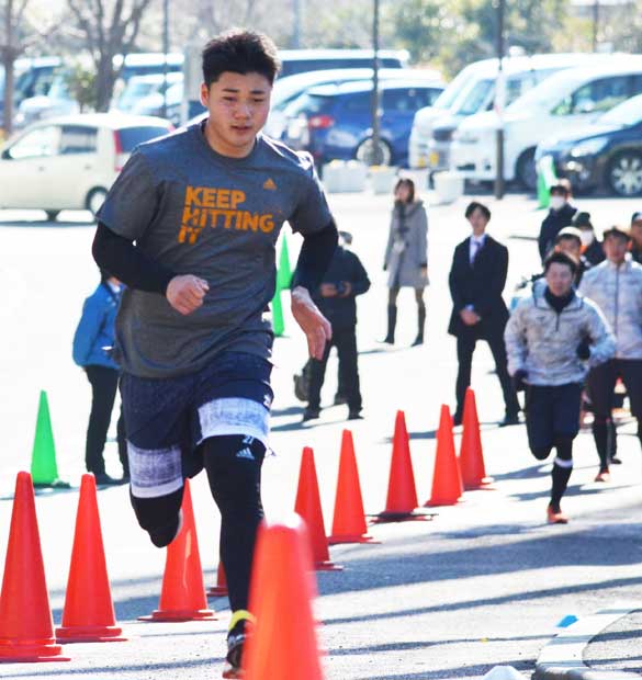 一挙手一投足が注目される清宮　（ｃ）朝日新聞社